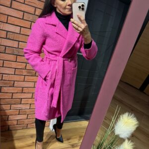 Różowy płaszcz teddy z paskiem