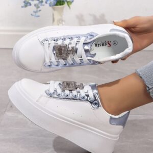 Stylowe sneakersy damskie na platformie z ozdobnym detalem – must have sezonu ✨