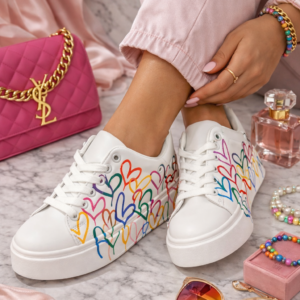 Białe sneakersy damskie w kolorowe serca
